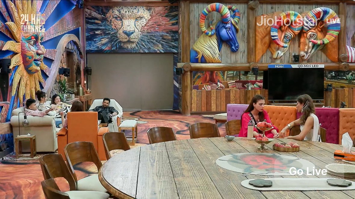 BornToConquerrr's tweet photo. #BB19LF
#NehalChudasama - Ye toh hume pata tha ki #AbhishekBajaj ke intention galat nahi thi but consent le lena chahiye tha
#FarhanaBhat - GK want me to sort it with him but I don’t want to do it now bcoz aaisa perceive kiya jayega ki me nomination ke wajah se sort kar rahi hu https://t.co/3XnKQYhTma