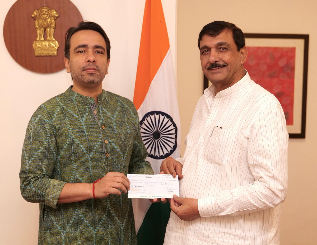 ajaykmla's tweet image. आज नई दिल्ली में रालोद सुप्रीमो चौधरी जयंत सिंह जी को बाढ़ राहत हेतु सहायता राशि का चेक प्रदान करते हुए
@RLDparty
