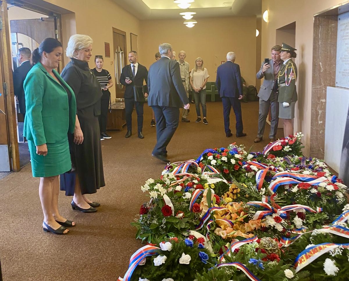Velice si vážím toho, že jsem se dnes mohla zúčastnit pietního aktu k uctění památky štábního kapitána Václava Morávka, kolínského rodáka, který byl jedním z členů legendární odbojové skupiny Tři králové.
Demokracie není samozřejmost.
#zaČeskourepublikumásmyslbojovat ✌️ 🇨🇿