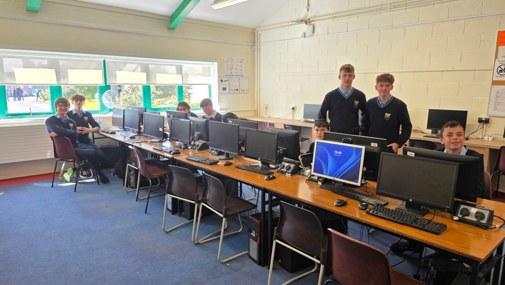 Minecraft Club was back today at Lunchtime with our Minecraft Gurus acting as Mentors to this year's club. #LOETBSTEAM