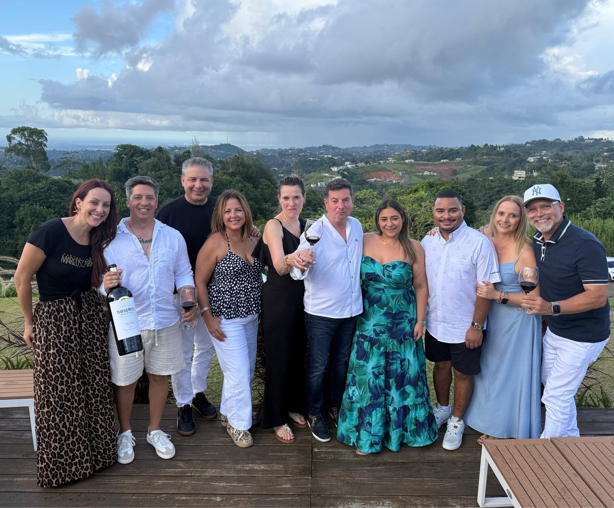 Recordamos con cariño ese brindis en Puerto Rico con <a href="/BallesterHnosPR/">Ballester Hermanos</a> y Orlando, del #AsadorSanMiguel. 🍷

Un lugar mágico, vistas inolvidables y Teófilo Reyes 15 meses Edición Limitada en nuestras copas. 

¡Gracias por acompañarnos un domingo!
