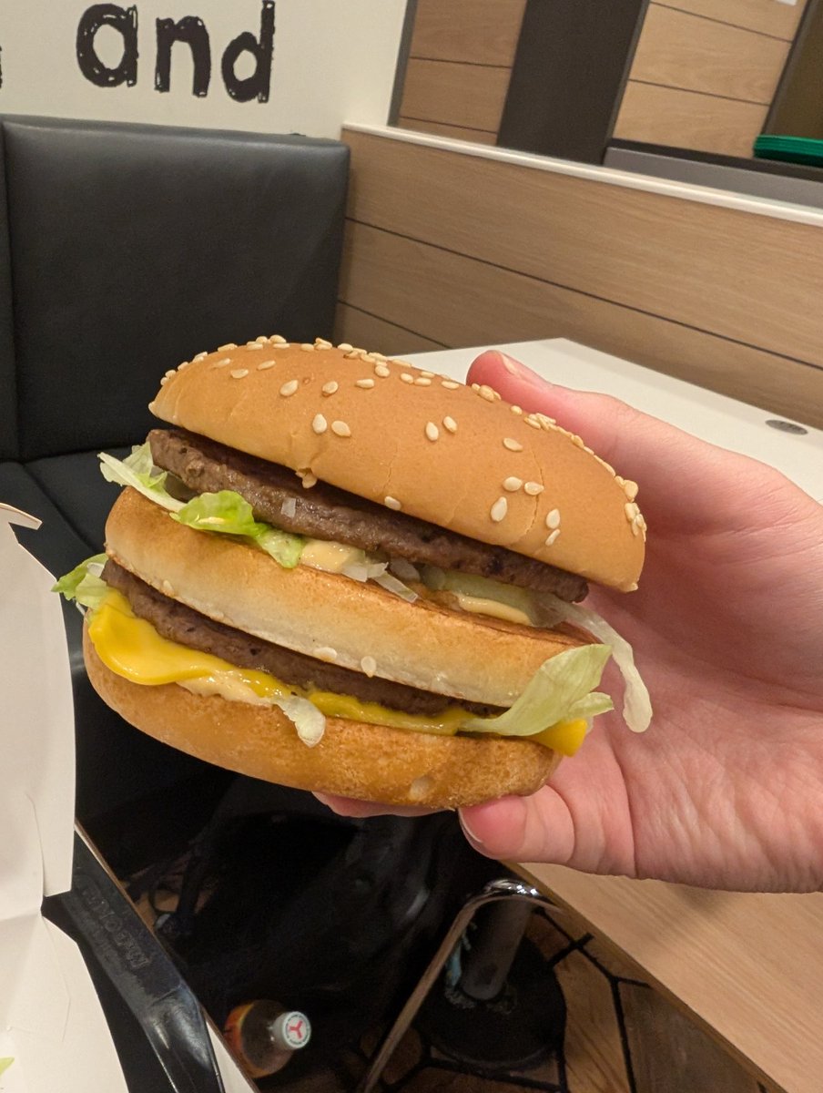 tirolcramschool's tweet photo. 吉永さんと行った庄内マックのビックマック超綺麗だった https://t.co/vi2VuCvlH4
