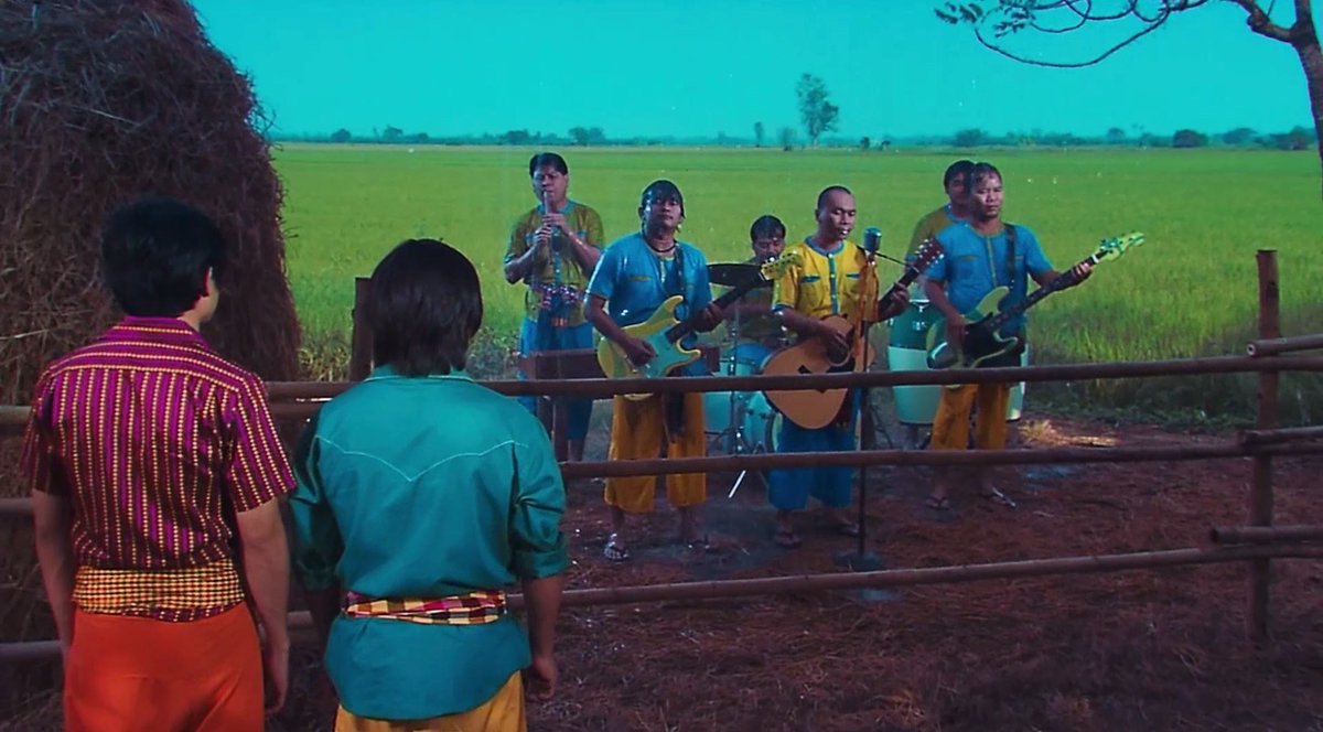 ถ้าจำกันได้ในหนัง #แหยมยโสธร จะมีซีนมิวสิคัลที่อยู่ ๆ วงดนตรีก็ปรากฏตัวขึ้นมาร้อง เล่น อยู่ริมทุ่งกันเลย เราดูแล้วจำขึ้นใจมาก เพลงก็เพราะติดหู จังหวะที่วงดนตรีโผล่มาก็ถูกต้องมาก ๆ วันนี้หนังครบรอบ 20 ปี เลยรวม 6 เพลงจากซีนมิวสิคัลมาฝากกันค่ะ