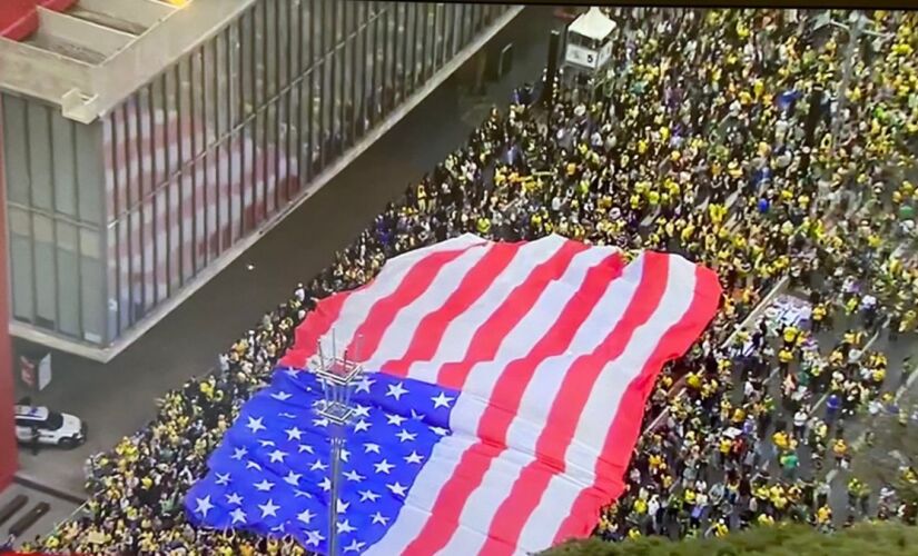 juniors1964's tweet photo. QUANDO VEJO O POVO GADO DO BRASIL ERGUER A BANDEIRA DOS ESTADOS UNIDOS EM PLENO 7 DE SETEMBRO, É PORQUE ESSE POVO NÃO VALE PORRA NENHUMA.

BRASILEIRO SEMPRE CAGANDO NO PAU DE NORTE AMERICANO. https://t.co/8mWjO4pj5a