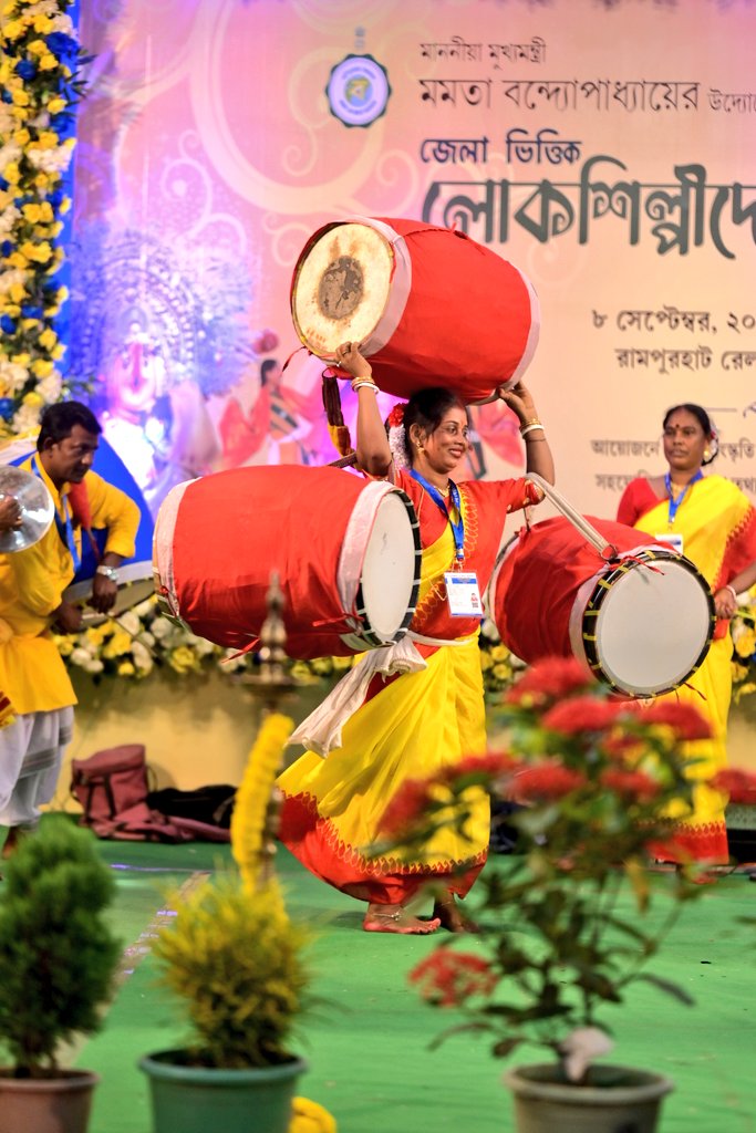 রামপুরহাট রেলওয়ে ইনস্টিটিউট হলে আয়োজিত হলো জেলাভিত্তিক লোকশিল্পীদের সম্মেলন। উপস্থিত ছিলেন রাজ্য বিধানসভার মাননীয় উপাধ্যক্ষ ডঃ আশীষ ব্যানার্জী মহোদয়, জেলা পরিষদের সহকারী সভাধিপতি, মহকুমাশাসক সহ বিশিষ্টজনেরা।