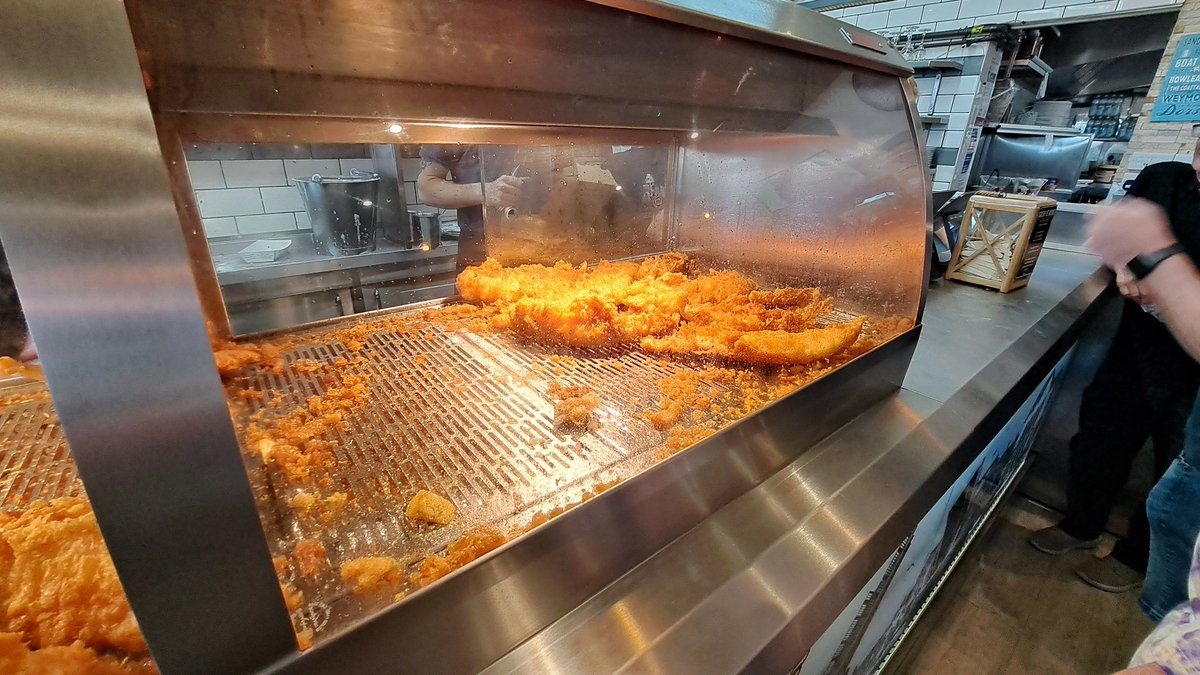 RadioactiveDogs's tweet photo. @Mooro23 @hanwelltownfc manager and chip shop connoisseur.  @Bennettschips was fantastic and had a pea fritter for the first time. 5 stars https://t.co/CrM57wmil4