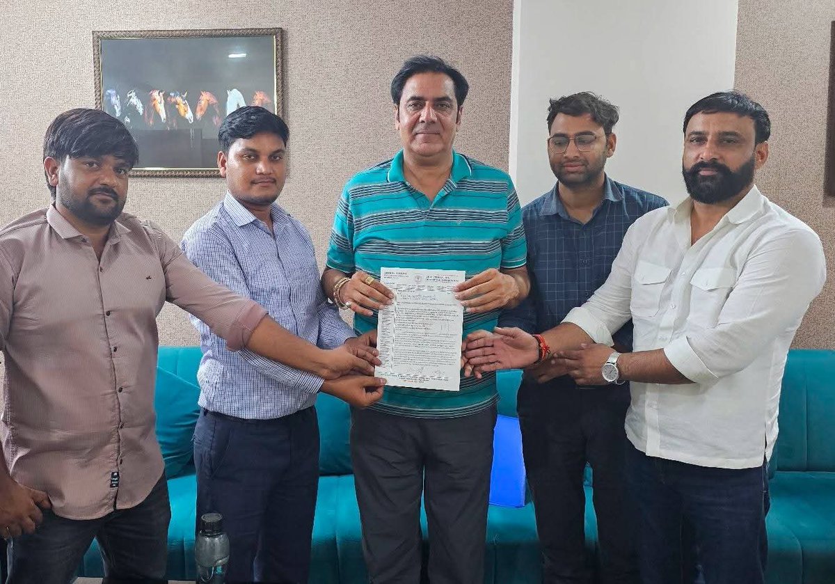 तृतीय चरण जन प्रतिनिधि संपर्क अभियान के क्रम में आज CHO की प्रमुख 6 सूत्री मांगों को लेकर विराटनगर से भाजपा विधायक कुलदीप धनकड़ जी से प्रतिनिधि मंडल के साथ मुलाकात की और CHO की सभी मांगों को लेकर विस्तृत चर्चा हुई ।
जिसमें मुख्य मांगे 4800 ग्रेड पर नियमित करने, जोइनिंग तिथि 27