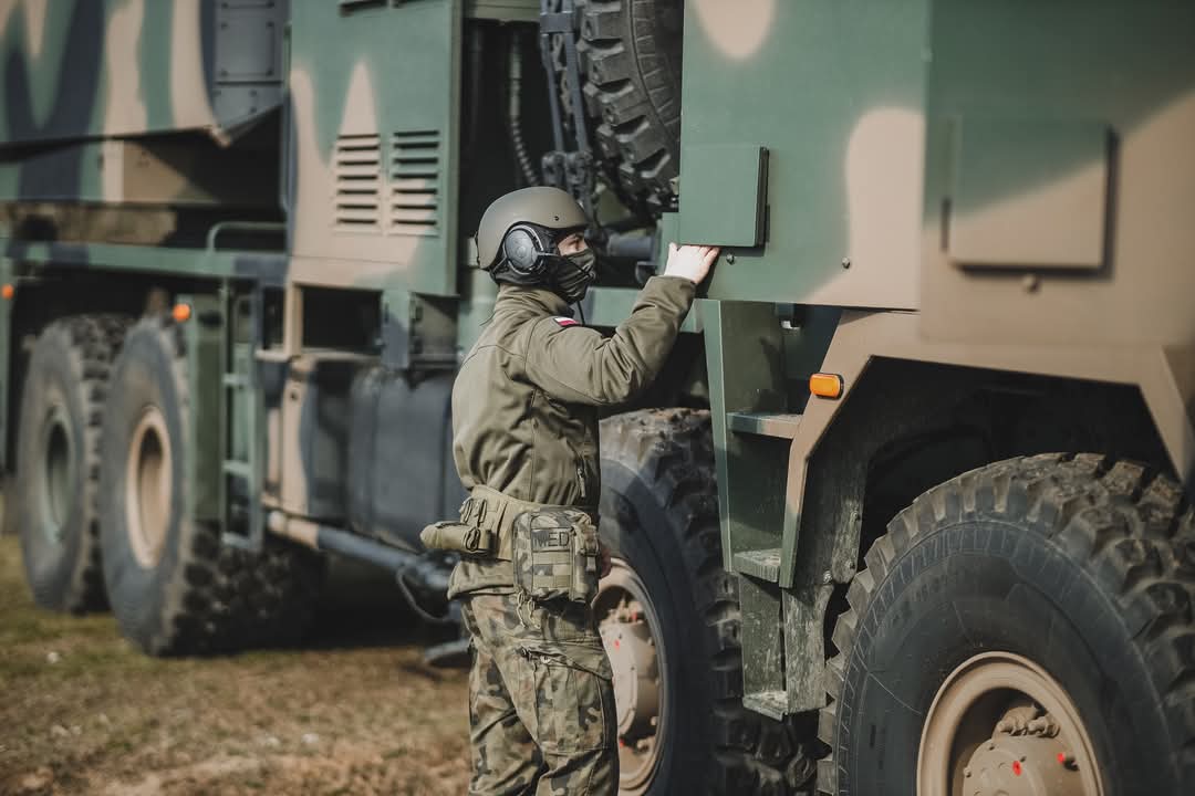 Hełmofon z czerepem balistycznym KCO-1 od 🇵🇱Maskpolu, już nie od dziś czy od wczoraj jest na wyposażeniu WP, głównie artylerzystów.

A dokładniej jest to czeski hełmofon 🇨🇿Mesit M10/M10A i o ile sam czerep jest już wytwarzany w Maskpolu, tak hełmofon wciąż pochodzi od MESIT asd.