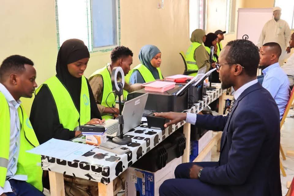 Osman_estate's tweet photo. 📢 For the first time in history, residents of Cadaado can register to vote in general elections and receive a federal ID card.
This marks a historic step toward one-person, one-vote democracy in Galmudug. 🗳️✨ #Cadaado #Somalia #Democracy https://t.co/XQE6n8MJO4