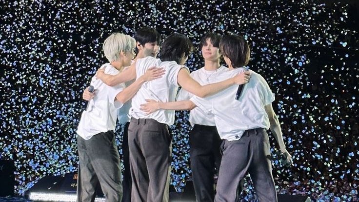 jjuniflwrs's tweet photo. five stars of different colors, in every universe, always ‘together’ ☆ https://t.co/VLaPHrgZL0