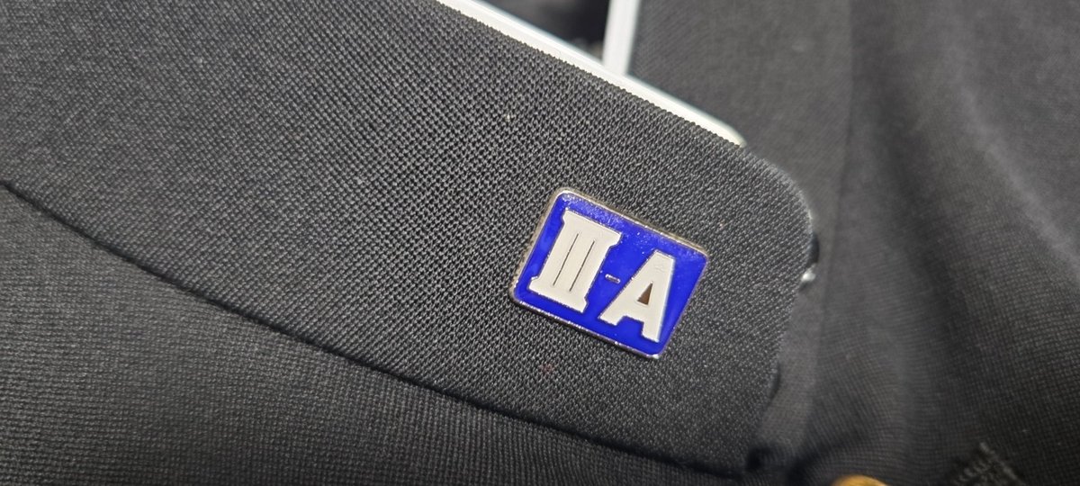 クラスバッジが何かと話題になっているので
ここで我が会のクラスバッジを公開します。

写真だと分かりにくいかもしれませんが少し透明な幕が入っているようなデザインです。

クラスバッジはメンバー以外も購入可能なのでよかったらお声掛けくださいねぇ