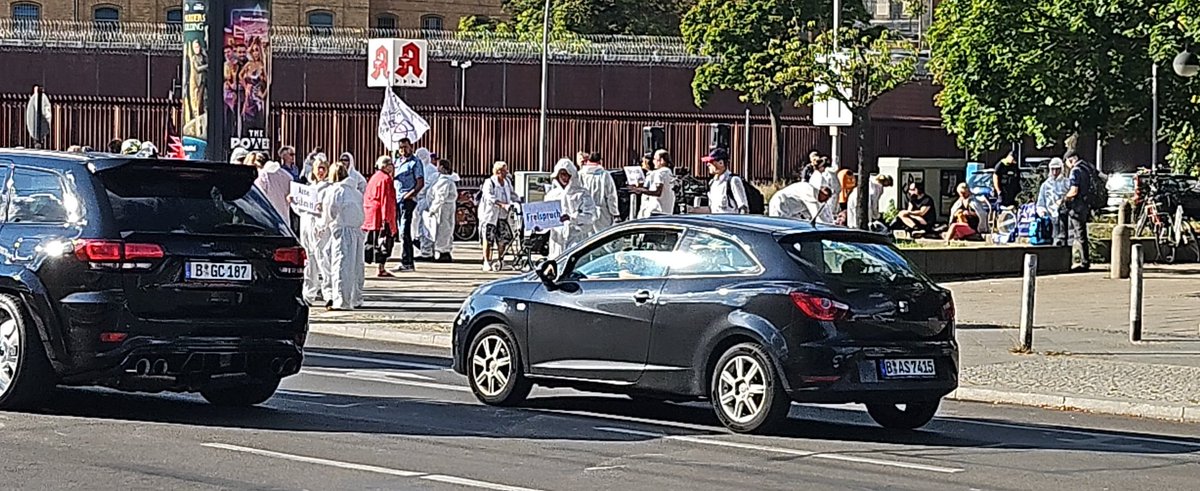 MuellSsl's tweet photo. #b0809 #arneschmitt Jetzt wird per Schild Freispruch gefordert. https://t.co/vWN1AXwN0n
