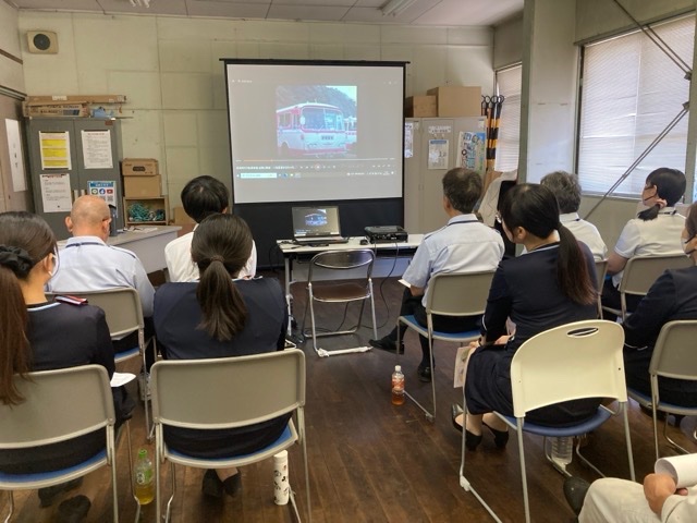 joystepbus's tweet photo. 2025年度 緊急時対応訓練に全社員が参加💪

前半は座学、後半はバスにて想定訓練を実施✨

有事が起きないことが1番ですが、何か起きた際でも慌てずに必要措置をした上でお客様を誘導🚌

今後とも研修、訓練を重ね「安全・安心・快適のあくなき追求」に努めてまいります💪

#静鉄
#観光バス https://t.co/mJBSFpwDHW