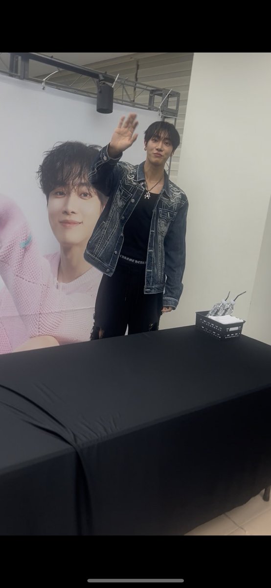 Fluffy_1019's tweet photo. 인생 첫팬미팅.. 무척이나 더웠지만 행복했다.
오빠의 팬이 되고서 하���싶던게 꼭 눈앞에서
만나는 거였는데 이렇게 빨리 이루어질줄 몰랐다.
하이바이는 죽을때까지 못잊을것같다.
한층 더 빠져들게 된 계기가 된것같다..
영원히 팬할게

#WhoisChoo #후추 #영원히기억될_우리의첫페이지 #추영우 https://t.co/vvtwKMB63M
