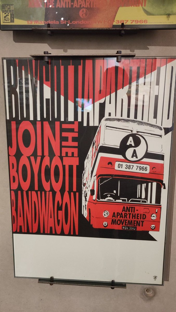 JoanCanela's tweet image. Cartells als anys 80 demanant el boicot a l'apartheid a Sudàfrica. Ara ningú ho reconeix, però llavors també hi havia idiotes que deien que no serviria de res
#BoicotIsrael 
#palestinalliure