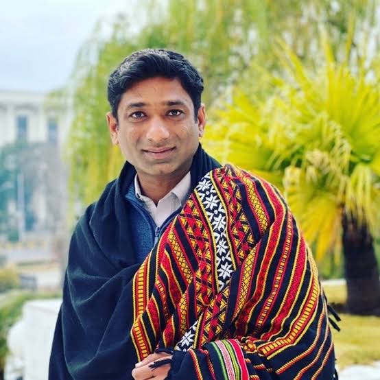 FarhanKVirk's tweet photo. "علیمہ خان نے 2004 میں جائیدادیں کیسے بنائیں؟"

صرف یہ سوال کرنے پر نک دا کوکا پر ناچنے والوں نے طیب بلوچ جیسے غریب صحافی پر حملہ کردیا۔

خود انکا نچن یاہو بولتا تھا کہ اگر میں نے کرپشن کی ہے تو مجھ سے سب سے پہلے سوال کرو۔ جب سوال ہوا تو چیخیں مارنے لگے۔ https://t.co/GJO8TL1Irk