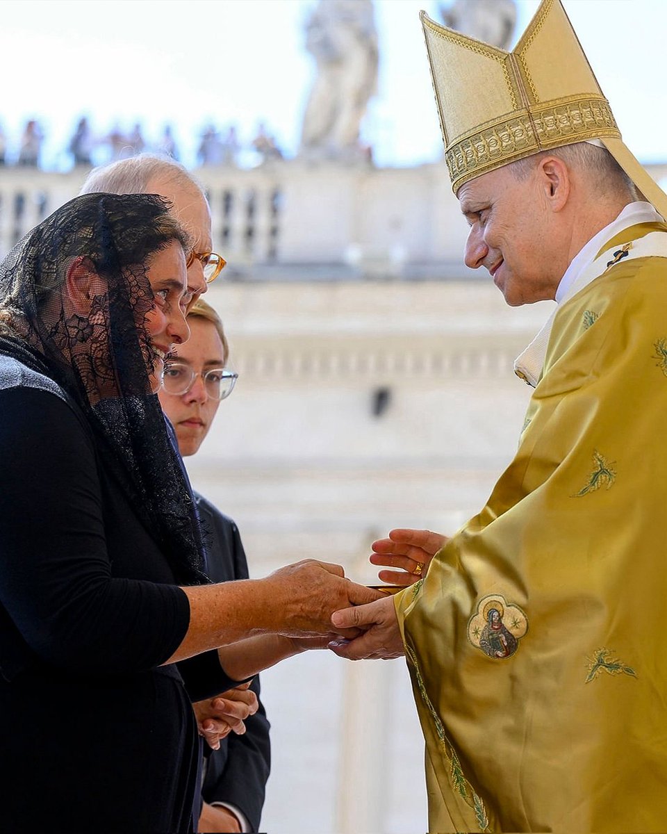📌 HILO | Silogismos falsos que se oyen (demasiado) sobre la Misa, la santidad y la Iglesia
Porque no todo lo que suena piadoso es verdadero. Algunos errores vienen envueltos en papel de celofán litúrgico y eucarístico. Vamos a deshacerlos uno a uno. 🧵👇

1️⃣ Silogismo litúrgico