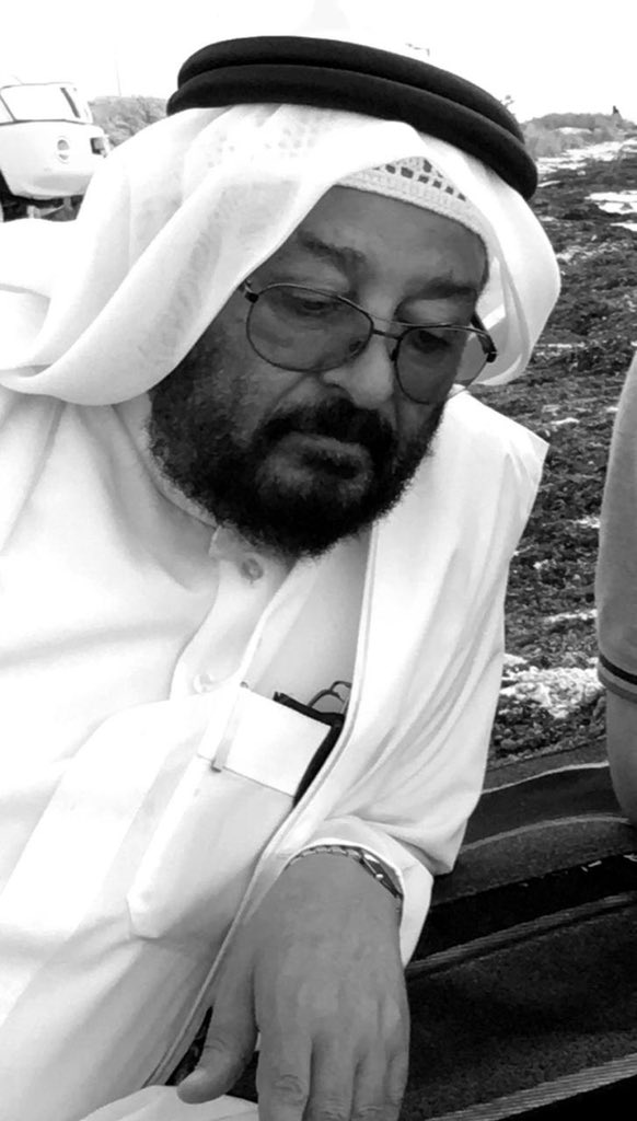 RiadMohamad's tweet photo. ( أبو المساكين )

" اذكروا محاسن موتاكم " حديث نبوي 

لم أحبَّ أن أرتجل تقييد خاطرة عابرة عند سماعي خبر وفاة والدنا الغالي أبو راشد - رحمه الله - قد تكون هذه الخاطرة مقبولة ومشجية في حينها لكنها لن تكون كافية بحق هذا الرجل العظيم .
كنت طَوال أيام العزاء أتسقَّطُ أخبار هذا الرجل وأستقصيها من كلمات المعزين ،وعيون المحبين ، ووجوه الباكين .
كان أبو راشد - رحمه الله - ( بالنسبة لي ولكل من حوله ) صندوقاً أبيضاً تندفن في داخله قصص لا تنتهي من النبل والعظمة ، وكنت أتحسس أنّ خلف هذا الرجل جوانب عظيمة تحتاج إلى التنقيب فيها والبحث عنها .
يوم الأمس فقط وقفت مع ثلاثة أشخاص في مواقف مختلفة كل واحد منهم يخبرني بسجلٍ حافلٍ من القصص معه أو قد سمعها عنه .

ولئلا يكون ما أكتبه هنا أشتاتاً من مشاعر حزينة وقصص مؤلمة ( أشبه بأشباح مخيفة بلا شكل)  كما يقول الروائي العالمي ماريو فارغارس يوسا ، فإني سأقيد أطراف الحديث مختصرا في ثلاثة مناحٍ  في حياة هذا الرجل - غفر الله له-: 

١- العطاء الخفي :
عُبِّرت لأبي راشد - رحمه الله - قبل وفاته بأسبوعين رؤيا تدل على أنَّ ذِكْــراً  حسناً سيظهر لهذا الرجل بعد وفاته وأن أعمالاً صالحة ( خَفِيَّة ) ستطير بذكرها الأفواه .
وذلك من حسن لطف الله به .
أجزمُ أن أعمق صفة تخلَّق بها كرهه للعلو في الأرض وبغضه لحب الظهور وفلاشات الكاميرات وبريق الأضواء ، كان لا يقف عند هذا الزيف الاجتماعي الرخيص ، ولا يحفل به ويكرهه بحق ، بل ولم يستغرق أي جزءٍ من أجزاء حياته ألبتة .
كان يغوص لأعماق الأشياء ويبحث عن جوهرها ، كان يحب من كل شيء حقيقته الأولية بعيداً عن تزييف الأقنعة الكاذبة والمنافع العابرة والمصالح الشخصية .
مثلاً : كان يحب أن ينفق ويعطي لأنه كان يحب أن يأسو جريحاً ويضمِّد موجعاً ، ويقف بكل مشاعره عند هذا الحد ولا يتجاوزه لمرحلة أن يراه الناس ويمدحونه ويتصدر ترند المشاهدات ومنصة الأضواء .
أحبَّ أن تكون كل أعطياته سراً فأفشى أحبابه المساكين وأصحابه الفقراء هذا السر الدفين بينهم بعد وفاته وضجَّت جنبات بيته وسرادق عزائه بعشرات القصص عن عطائه الخفي . 
عجوز قاربت عامها المئة تقول : جاءني في أول لقائي به قبل عشرات السنين فأعطاني  ٥٠٠ ريال ثم قال : أزيد ؟ فقلت : زد ، فزاد ٥٠٠ ريال أخرى أربع مرات وأنا أستزيده فيزيد حتى وصل المبلغ ٢٠٠٠ ريال تقول :استحييت أن أستزيده بعدها ، وكان -رحمه الله -كلما زارها بين وقت وآخر يعيطها المبلغ نفسه حتى قبيل وفاته وكأنه علم أن هذا المبلغ هو الذي يكفي حاجتها ويقوم بشأنها .

بعد أن أثقله المرض في الأشهر الماضية وهو لم يزل قادراً على قيادة السيارة بنفسه ذهب لإحدى الأسر ( يُخبِر بذلك أحد أبنائها ) يقول : جاء يجرُّ خطاه منهكاً من مرضه فسلم على أهل الدار ثم أعطاهم من معتاد عطائه ، وعند خروجه تعثر وسقط فعاتبه أبو الأُسرةقائلاً  : لماذا لا يسوق بك أحد الأولاد ؟ فقال : " ما ودي يدري أحد " .

وحين جاء وفد إحدى الجمعيات الخيرية للعزاء قال متحدثهم : هذا الوفد جاء ليقدم العزاء باسم ٤٠٠٠ الآف يتيم ويتيمة وكذا وكذا محتاج ومحتاجة وكذا وكذا ..
عزاؤنا فيه لأنه ثاني اثنين من كبار الداعمين لجمعيتنا هو  وأحد تجار القصيم .

يخبرني أحد أبنائه أنه كان في زمن مضى يسافر معه فإذا ما وصل لمطعم ونزلا ليأكلا فيه ( وكان يتقصد المطاعم التي تكثر فيها العمالة ) دفع كامل حساب وجبات العمال الذين في المطعم وهو مسرورٌ جذِلٌ بأنه أطعمهم جميعهم (ولم يعرفه أحد) .
في آخر أيامه - رحمه الله - امتلأ جواله بعدد الرسائل غير المقروءة ومقاطع الفيديو غير المشاهدة لفقراء من الهند وإندونيسيا واليمن حينما افتقدوه يسألون عنه ويطمئنون عليه .

يتبع ↙️