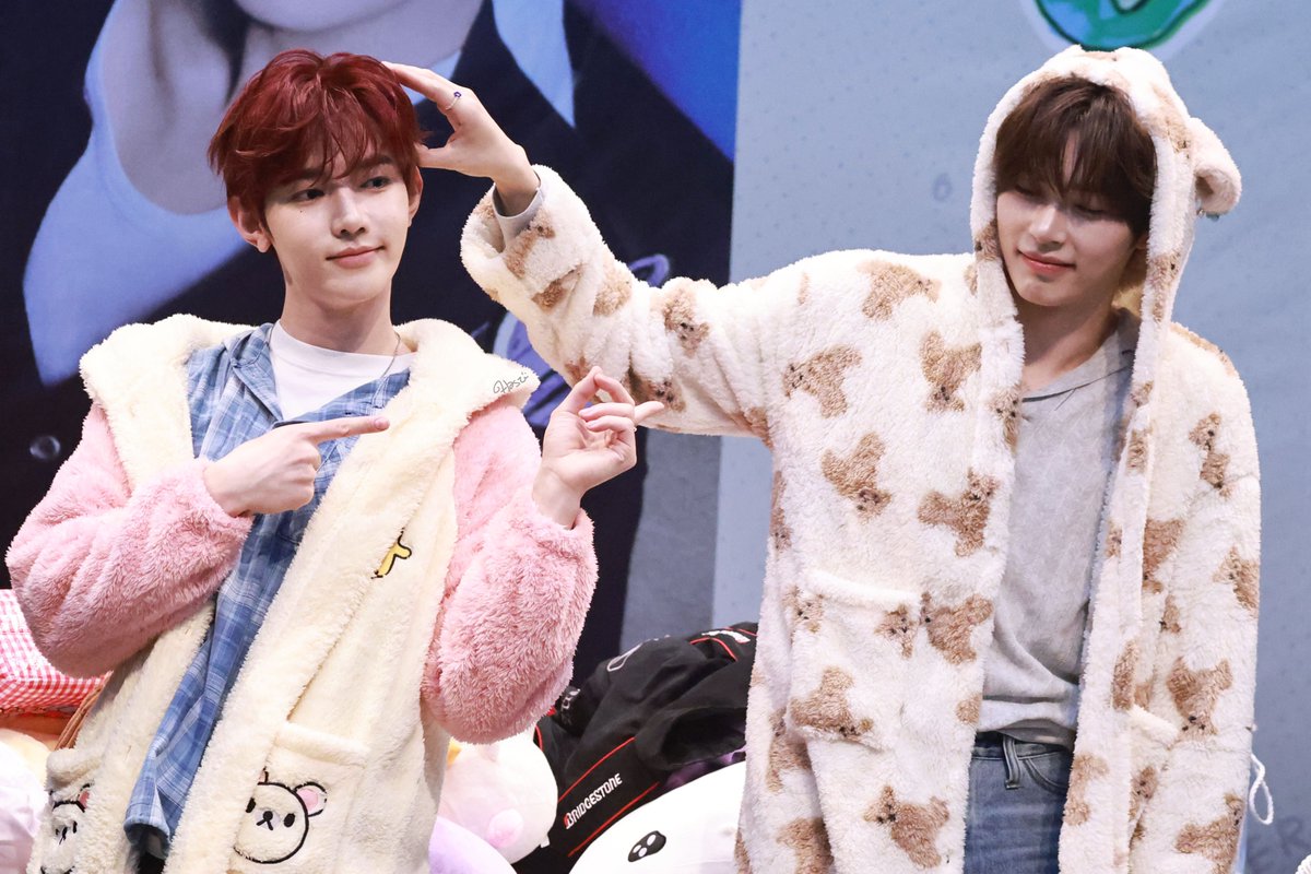 20250908 fansign

#ZEROBASEONE #ZB1 #zb1sunghanbin #zb1zhanghao #sunghanbin #zhanghao #장하오 #성한빈 #ジャンハオ #ソンハンビン #章昊 #成韓彬