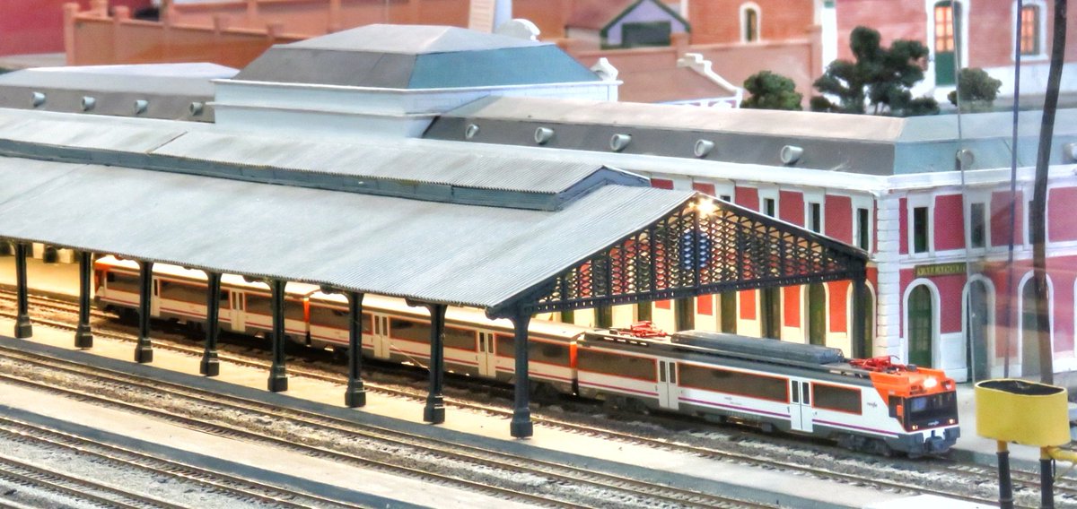 Maqueta en escala 1/87 de la estación de Valladolid Campo Grande. Felicidades a tod@s los vallisoletanos en el día de nuestra patrona, la Virgen de San Lorenzo, festivo en nuestra ciudad y que mejor plan que venir a ver la exposición ferrovia de <a href="/asvafer/">ASVAFER</a>