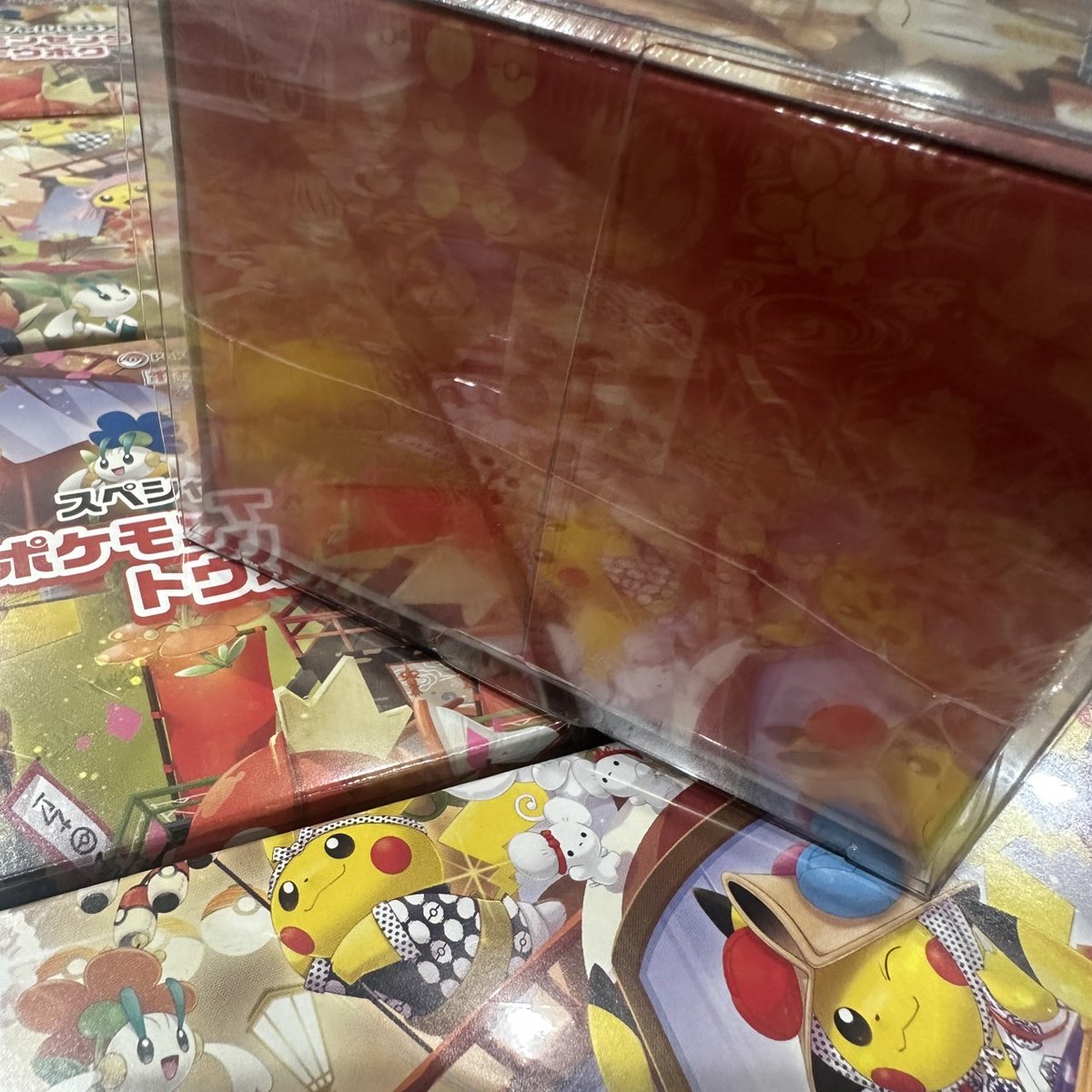 JB_TCGC's tweet image. ポケモンカードゲーム スカーレット＆バイオレット スペシャルBOX ポケモンセンターヒロシマ

発送通知来ましたね✨

トウホクも激かわで早くフクオカも来てほしいです🌈ケースは横面もガード出来るようにこだわって設計しております🔥

長期保管する方は是非💨
amzn.asia/d/fTGiScV
