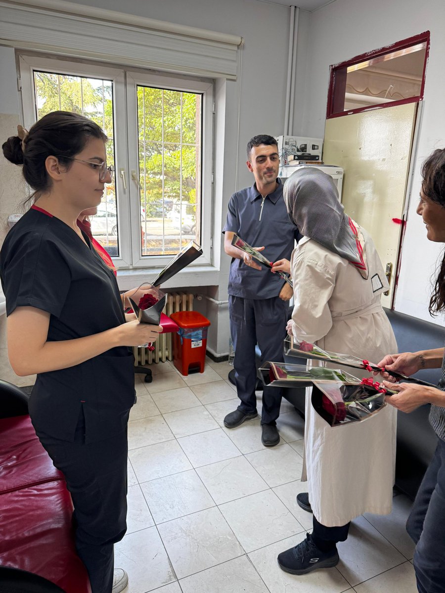 Dünya Fizyoterapi Günü kapsamında Kadın Kolları Başkanı Elife Çelebi Kadın Kolları ve  Merkez ilçe yönetim kurulu üyeleri ile birlikte Nevşehir  Devlet Hastanesinde fizyoterapist ve fizyoterapi teknikerleri ile bir araya gelip günlerini kutladık.