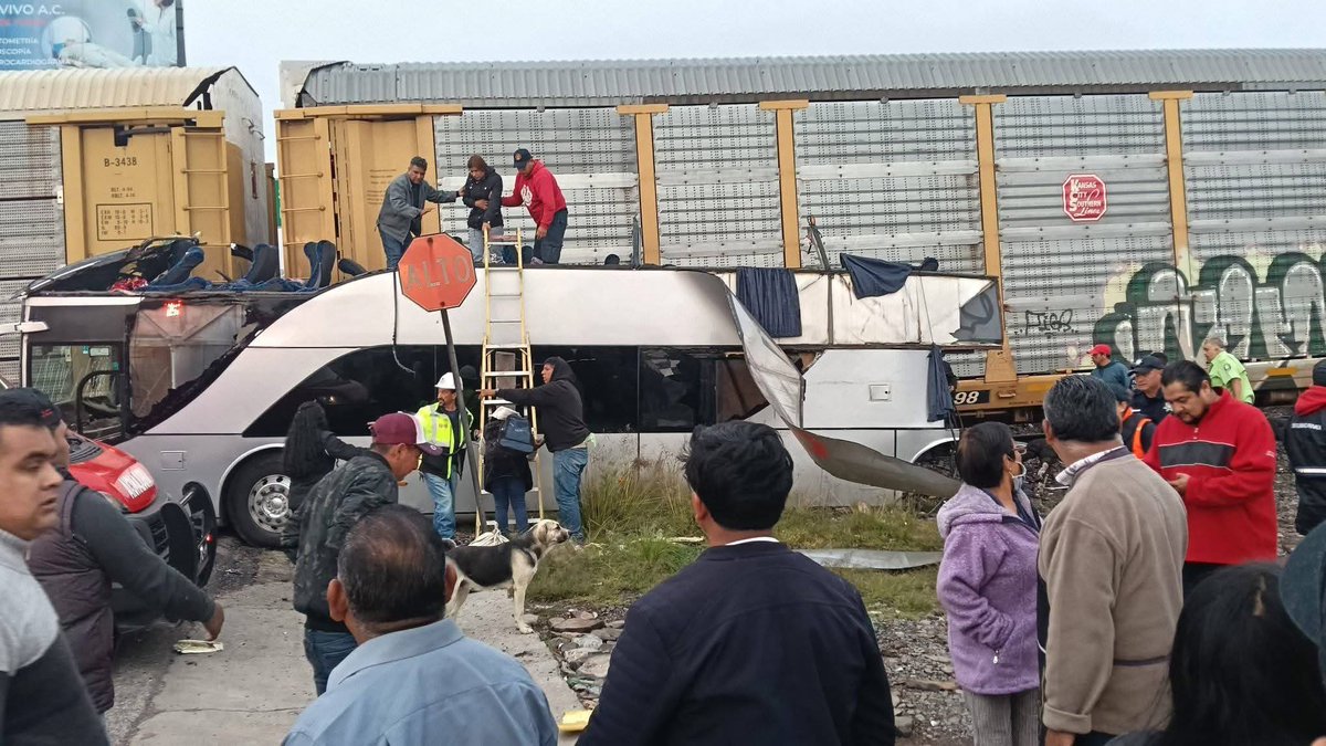 FR73u's tweet photo. ‼️8 PERDONAS MUERTAS EN TRENAZO #ATLACOMULCO #EDOMEX‼️
🚨ocho personas muertas y 45 lesionadas, es el saldo que dejó el choque de un tren y un autobús en la carretera #Atlacomulco-#Maravatio
🚨servicios de emergencia trasladaron a los heridos a hospitales de la zona.
🚨el lugar del incidente está acordonado en espera de la @FiscaliaEdomex
🚨el autobús proveniente de San Felipe del progreso se dirigía a la #Cdmx
#BreakingNews #UltimaHora