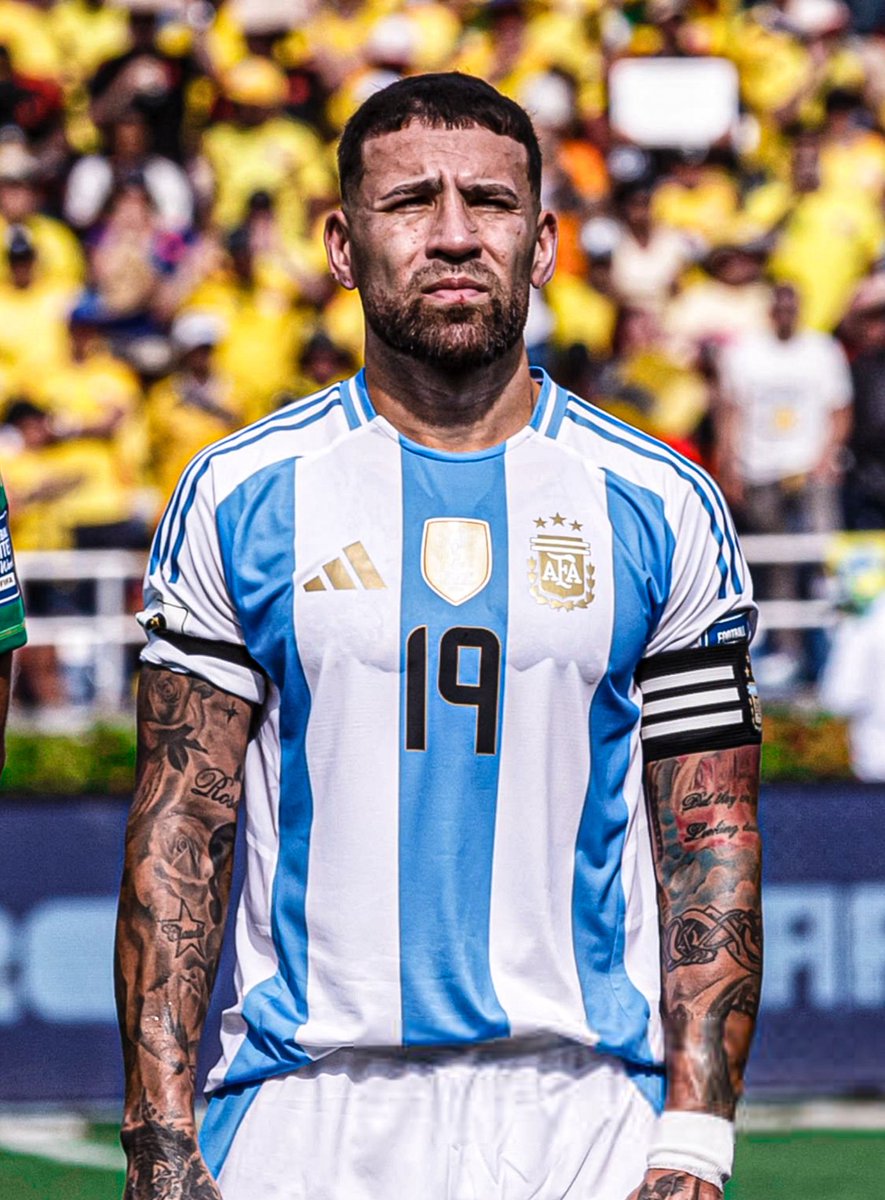 VSportsTM's tweet photo. "Con todo lo de Messi, nos olvidamos lo que Otamendi representa para nosotros. Tuve una charla con él y merecía jugar el partido del otro día. Merece el reconocimiento porque nos dio una mano enorme, no solo a nivel futbolístico, sino también en lo grupal. Ha venido a jugar lesionado y en contra de la decisión de su club. Eso dice mucho.

Es un jugador importantísimo para nosotros. En la Copa América le tocó no jugar y entrar en los minutos que nos atacaban para defender. Eso forma parte de su manera de entender el estar con esta camiseta. Será recordado por todo lo que nos dio".

🗣️ Lionel Scaloni.