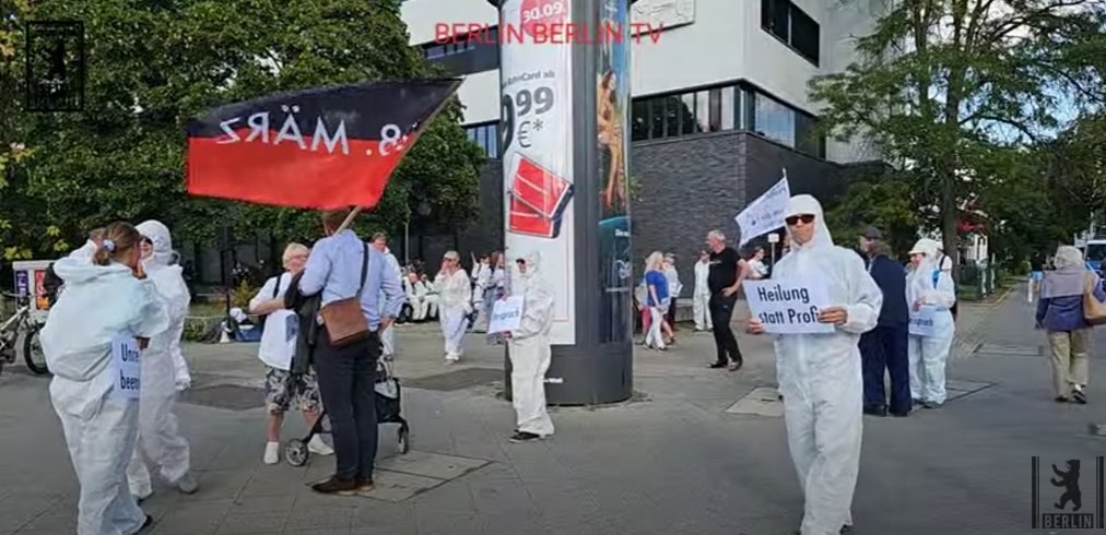 Bronx58's tweet photo. #B0809 Mahnwache für den #SchöffenJäger-Pianisten #ArneSchmitt. #Lumpenpazifisten, die sich als „Schneemänner der Würde“ bezeichnen, sind u.a. #Motschmann,#Bründel,#Lenz, #Mandach und #Kollmorgen uvm. Anscheinend befürwortet man Angriffe und Bedrohungen auf Menschen.
#Querdeppen https://t.co/mfHKrvyzmf