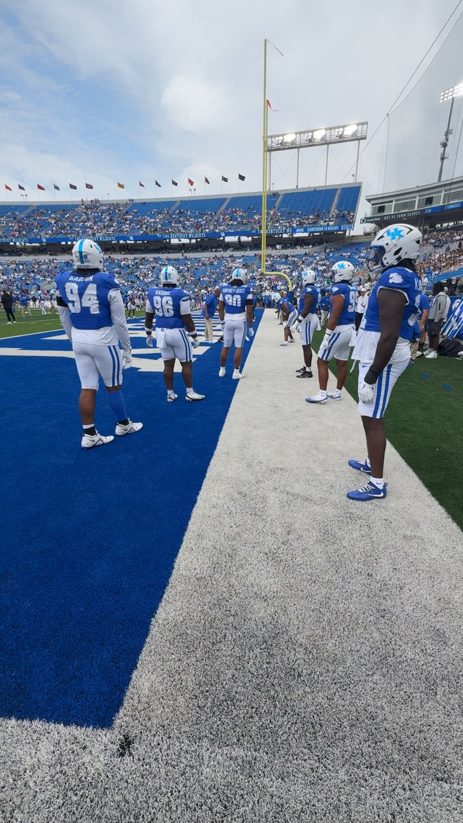 Had a great time at <a href="/UKFootball/">Kentucky Football</a> and definitely look forward to getting back on campus soon.
<a href="/Bigstew9/">Anwar Stewart</a> <a href="/UKCoachStoops/">Mark Stoops</a> <a href="/CoachWhiteFB/">Brad White</a> <a href="/TrinityHSFB/">Trinity HS Football</a> <a href="/Aspirationsgym/">C.Vaughn@Aspirations</a>