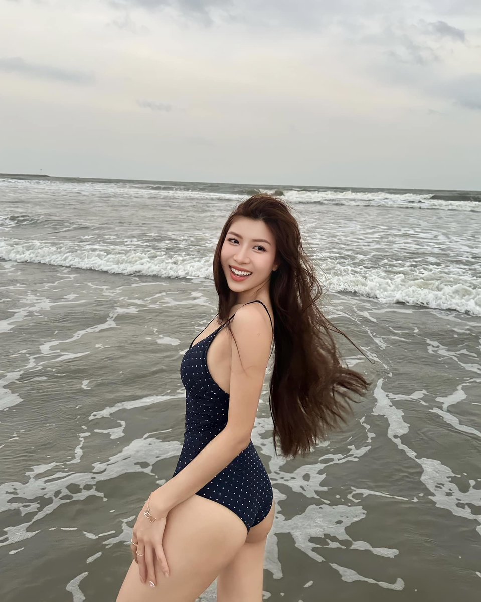 pa_gnes's tweet photo. Đi biển mà gặp sóng ta quá https://t.co/joursQuQGe