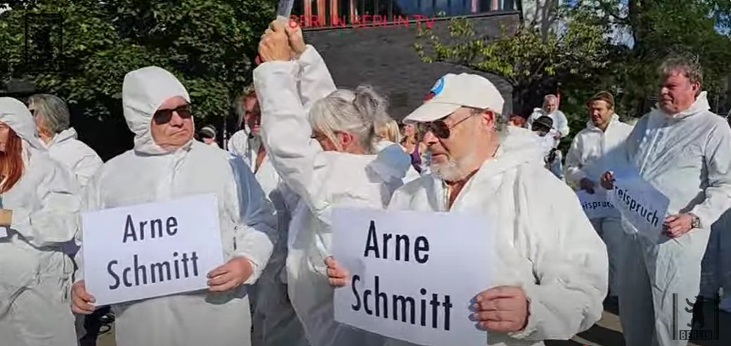 Bronx58's tweet photo. #B0809 Mahnwache für den #SchöffenJäger-Pianisten #ArneSchmitt. #Lumpenpazifisten, die sich als „Schneemänner der Würde“ bezeichnen, sind u.a. #Motschmann,#Bründel,#Lenz, #Mandach und #Kollmorgen uvm. Anscheinend befürwortet man Angriffe und Bedrohungen auf Menschen.
#Querdeppen https://t.co/mfHKrvyzmf
