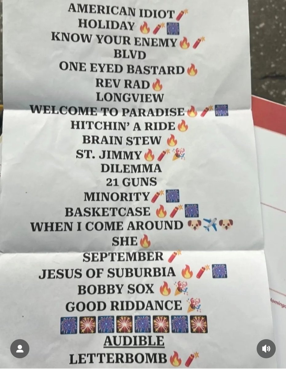 Juleise's tweet photo. Soltaram o blimp na metade de “When I Come Around”, talvez por isso não tocaram “She”, e tiveram que antecipar “LetterBomb” em seguida 🫠#GREENDAYnoTheTown #GreenDayNoMultishow https://t.co/JL7onQ1iLf