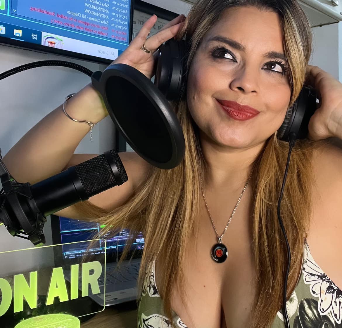 Satélite llamando....salseros del planeta estamos en SALSA Y CAFÈ, soy Juliet Parra en controles, los espero en sintonía. Ingresa a rumbayguateque.com dale play al reproductor y gozatelooooo.