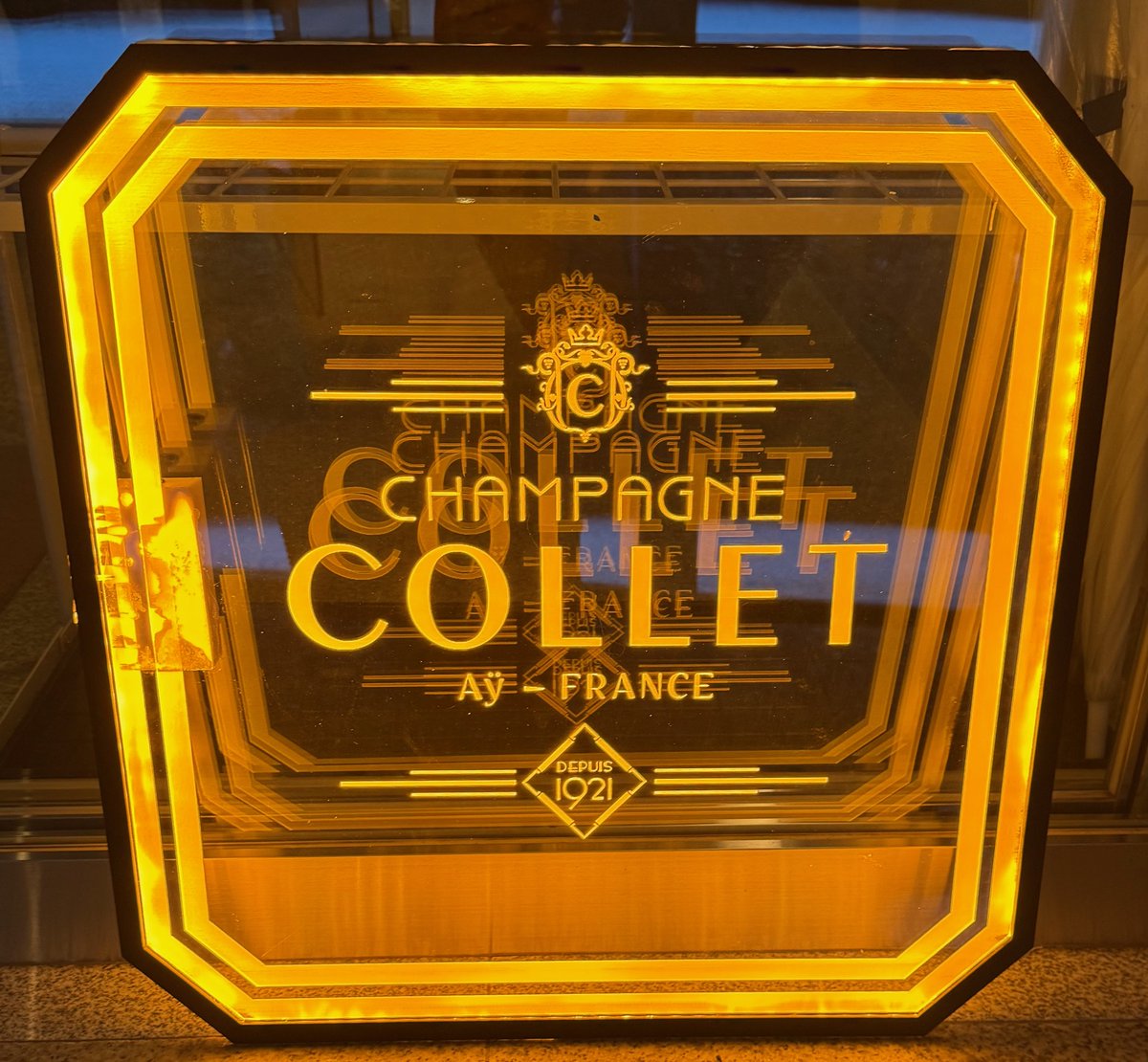 vin_fumiko's tweet photo. #ChampagneCollet 日本上陸10周年記念祝賀会@フランス大使公邸、大盛況の会場で #TradersMarket 田中聖信社長と3月ゴ・エ・ミヨ2025で #ベストソムリエ賞 を受賞した #伊藤寿彦 エグゼクティブソムリエにご挨拶🥂日本限定10周年記念2015VTのレギュラー&マグナムボトルも楽しみ🍾#Champagne https://t.co/NJ8iJ0nnJD