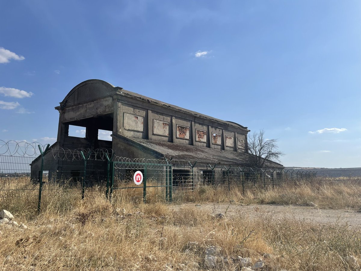 İyi bir haber. Havacılık kültürümüzün en eski ve somut örneği Edirne balon hangarı Milli Saraylar Başkanlığı tarafından koruma altına alınmış. Basında sık yer alan “Zeplin Hangarı” ifadesini de buradan düzeltelim: Zeplin mobildir, hangarı genellikle kolay sökülüp kurulan şekilde