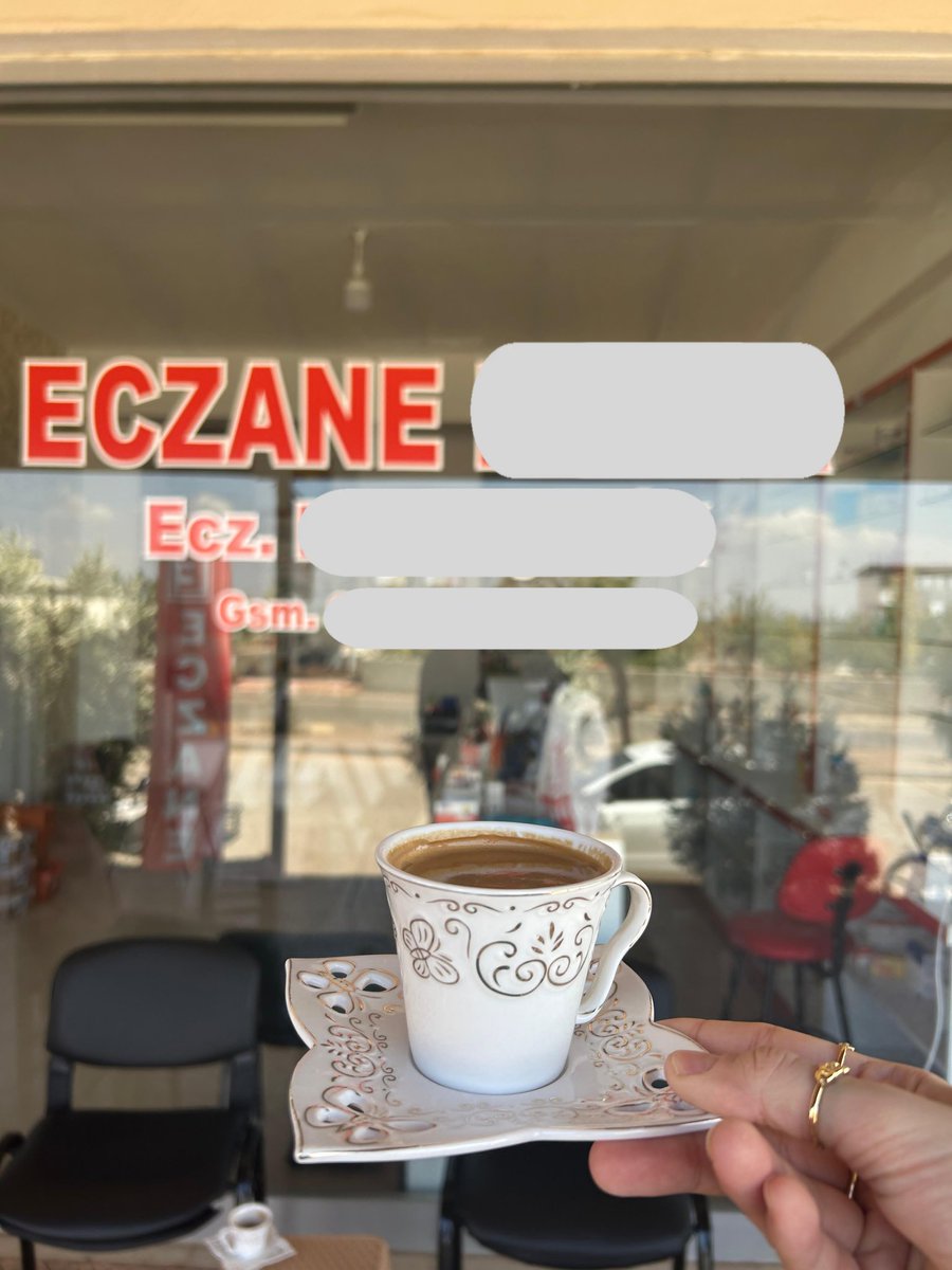 Sırf 4 yıl oda arkadaşlığı yaptık diye 18 saat yol geldim eczanesinin önünde kahve içiyorum 🫠