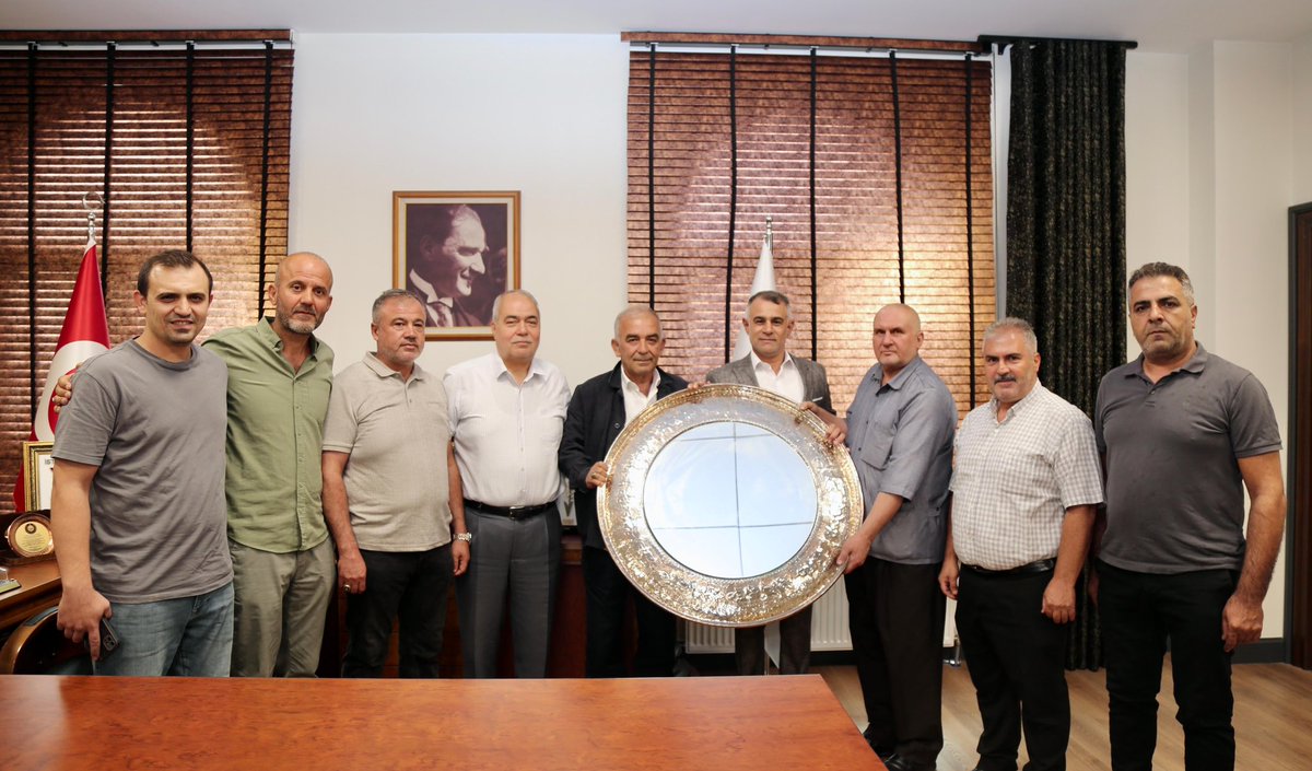 Bakırcılar Odası Başkanı Selamet Atlı ve yönetimi, Yönetim Kurulu Başkanımız Mustafa Narlı’yı makamında ziyaret etti. 

Nazik ziyaretleri için teşekkür ediyoruz.