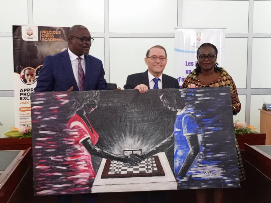 AMEWOUNOUJ21301's tweet photo. Remise officielle de prix par Son Excellence Monsieur l'Ambassadeur de la Fédération de Russie au Benin et par Madame le Ministre des Sport du Togo, des lauréats du Tournoi amical du jeu d'échecs Togo vs Diplomates Russes@thegiftofchess https://t.co/ZAlVN9VLGs