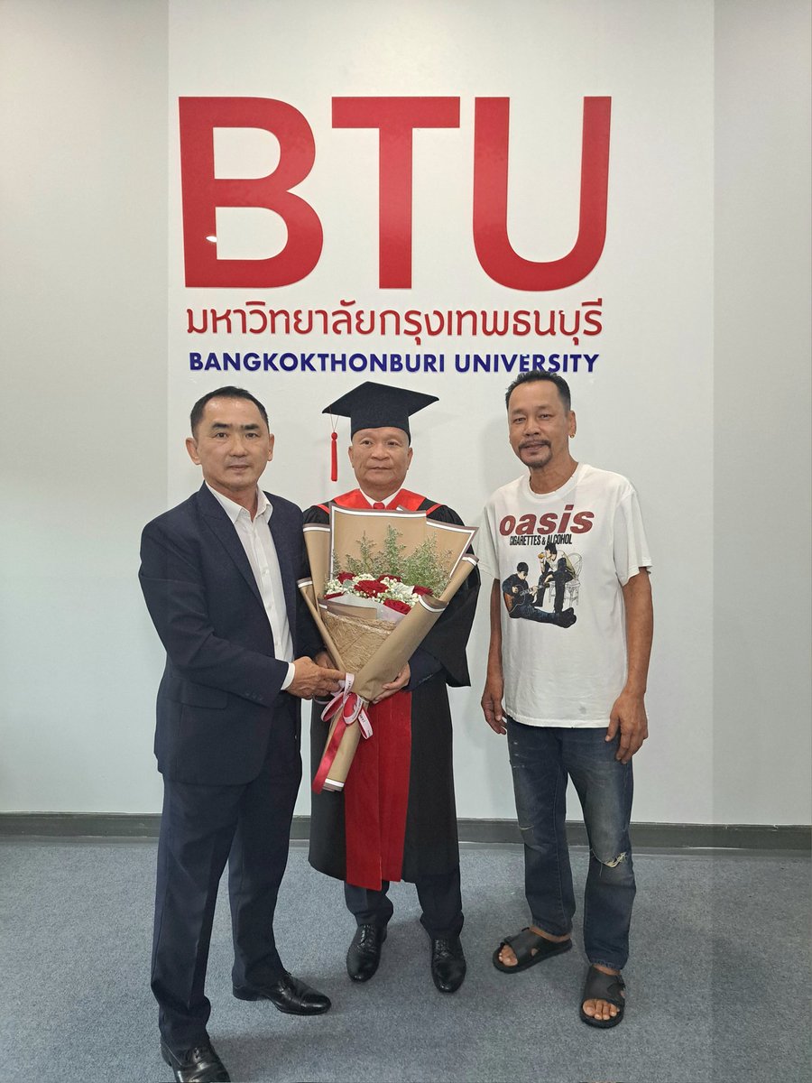 SitthichockK's tweet photo. หม่ำ จ๊กม๊ก หรือ นายเพ็ชรทาย วงษ์คำเหลา ผม ดร.สิทธิโชค คล้อยแสงอาทิตย์ ยินดีด้วยกับสำเร็จการศึกษา ระดับปริญญาตรี คณะรัฐศาสตร์ ในครั้งนี้ https://t.co/3SD0DI2Nqu