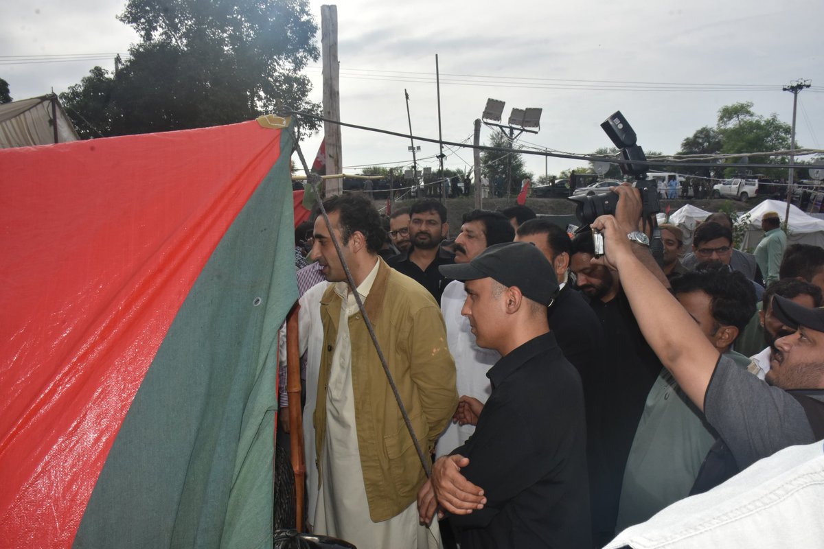 چیئرمین پی پی پی  بلاول بھٹو زرداری کاملتان کےسیلاب متاثرہ علاقوں کا دورہ 
 کیمپ میں رہائش پذیرمتاثرین سے گفتگو
اس موقع پرگورنر پنجاب سردار سلیم حیدرخان،ممبران قومی اسمبلی سید عبدالقادرگیلانی سیدعلی قاسم گیلانی،ملک منظورڈمرہ بھی انکےہمراہ موجودتھے
<a href="/BBhuttoZardari/">BilawalBhuttoZardari</a> 
<a href="/KasimGillani/">Kasim Gilani</a>