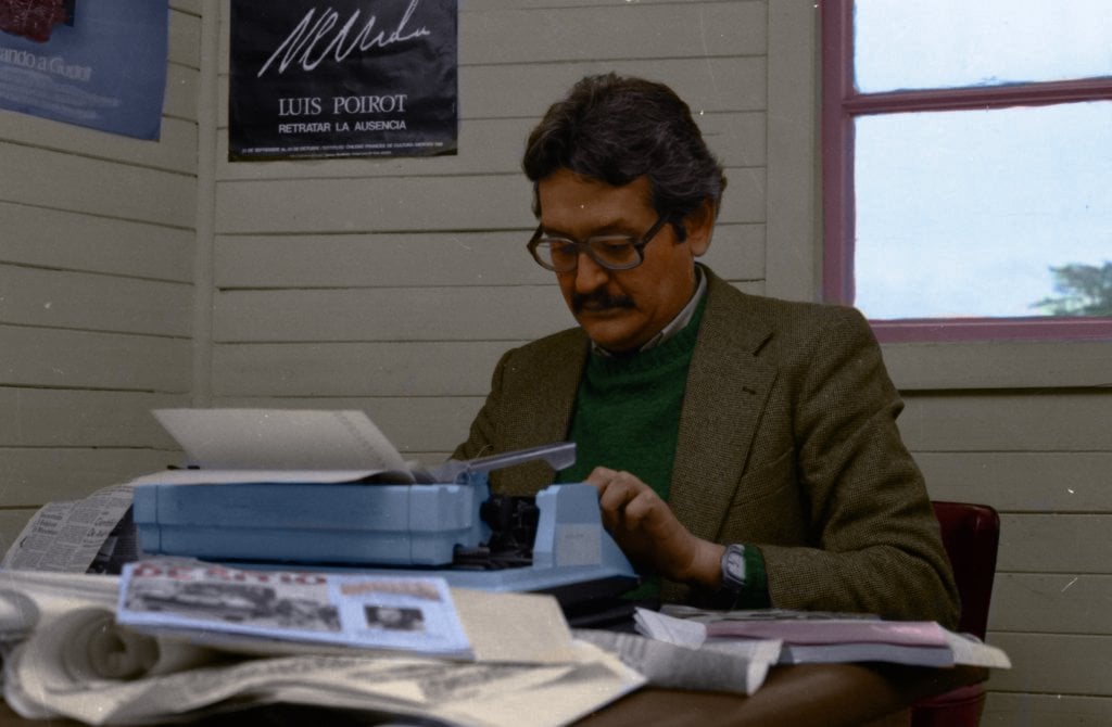 Periodista José Carrasco Tapia c. 1985-1986. Editor de la Revista Análisis. Militante del MIR y miembro de su Comité Central. Asesinado por la Dictadura Militar, por agentes de la CNI, el 8 de septiembre 1986. En la memoria siempre Pepone.
Fotografía original B/N. Colorizada.