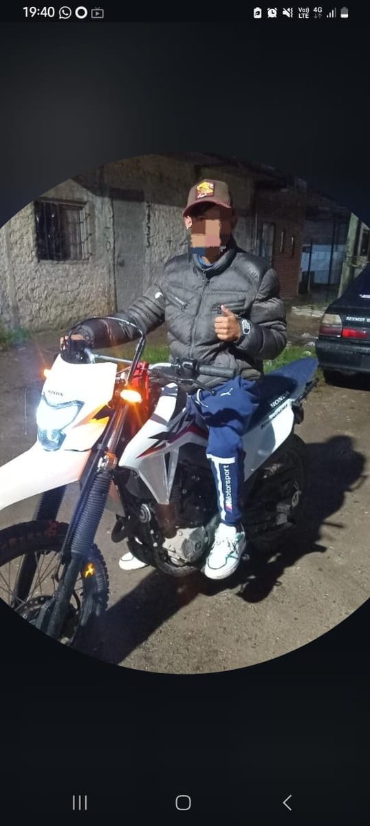 mauroszeta's tweet photo. 🚨 LOS ACUSADOS DE MATAR A DYLAN ERAN SUS VECINOS: SUBÍAN FOTOS A REDES MOSTRANDO ARMAS
- Así atraparon a los acusados de asesinar a Dylan.
- Operativo de la DDI de La Matanza.
- El prófugo tiene 22 años.
- Además de matar, balearon a otro vecino. https://t.co/y4yHJkr4Vu