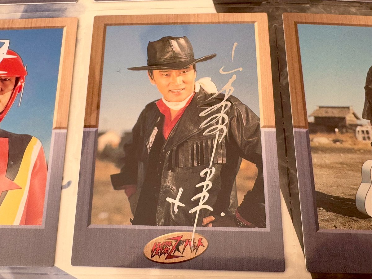 the kaiketsu zubat laserdisc memorial edition that i was very fortunate to be able to find arrived today… and look at what it includes…! 😭❤️