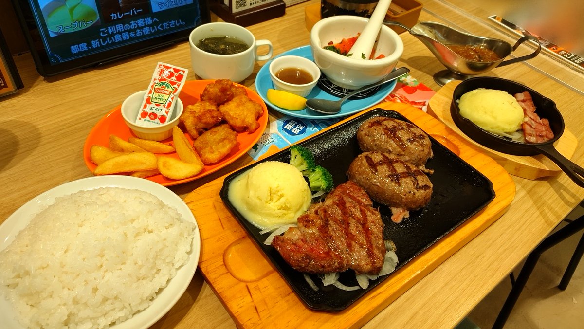 CHOMECOO_No18's tweet photo. 配膳ロボで運ばれて自分で取るタイプの鉄板モノはかなりの確率でおぼんではなく、黒い熱々の鉄板を持ちにイクスタイルですꉂ🤣𐤔まぁ～その結果…指はこうなるんだけどねんꉂ🤣𐤔ジャパニーズ…YKD…

#YKD
#まぁ～火傷
#同じスタイルの方は挙手ꉂ🤣𐤔 https://t.co/ZUpCNR1nBP
