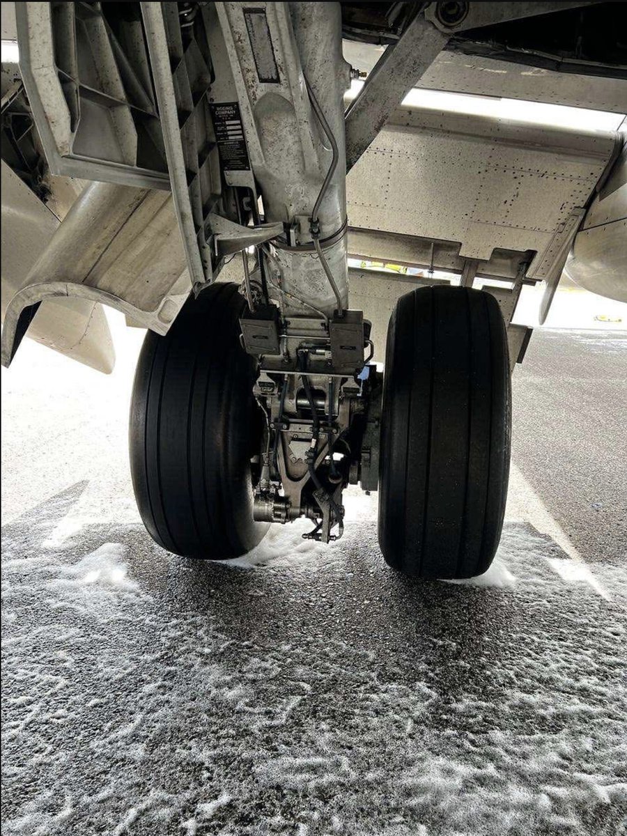 Turbinetraveler's tweet photo. Close up images of WestJet 2276 Boeing 737-800 at Saint Maarten. https://t.co/7ODwhiKneb