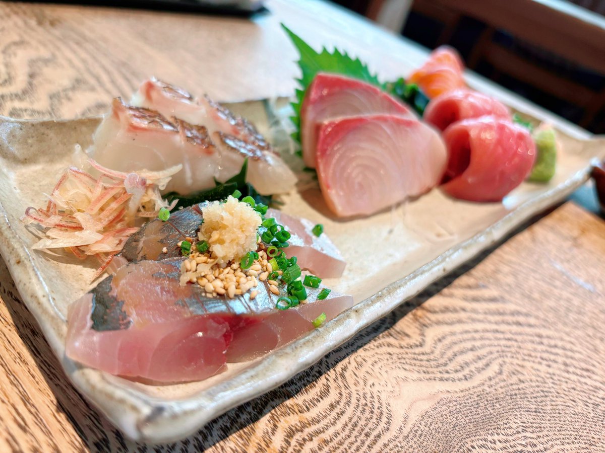 PowerNinjaMii's tweet photo. 新鮮なお魚が食べ放題のホテルに泊まったのに、また刺身を欲してしまう…
なんかの栄養分が足りてないんかな🐟 https://t.co/XgNQFPrsin