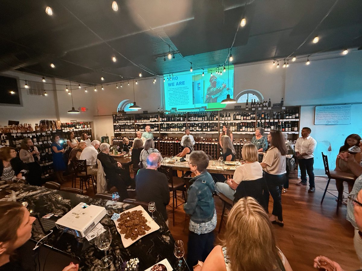 What if basic healthcare came with compassion, not a price tag? Thanks to the volunteers of Vidas De Edperanza, 45–60 lives are touched every day, in their own language and without cost. Last night’s fundraiser was full of community spirit. 💜✨ #TransitionsLifeCare #hapc