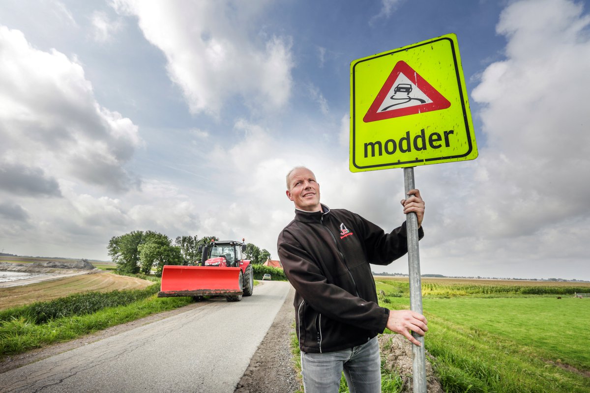 🚜🌧️ Het oogstseizoen is in volle gang: meer landbouwvoertuigen op de weg én kans op modder. Een dunne laag modder op nat asfalt kan zo verraderlijk zijn als ijs.
👉 Wees alert in het verkeer.
👉 Agrariërs: plaats borden &amp; houd de weg schoon.
Meer info: rof.frl