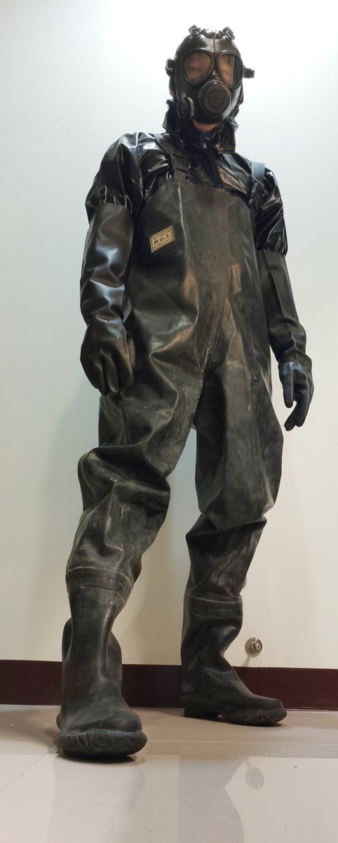 防毒面具
橡膠加長手套
海膠上衣
橡膠青蛙裝🐸

裸穿是必須的🤣